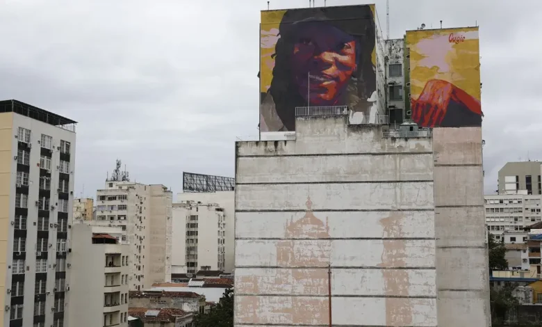 Milton Nascimento recebe homenagem inesquecível no Rio de Janeiro com mural de 300 metros quadrados na Lapa.