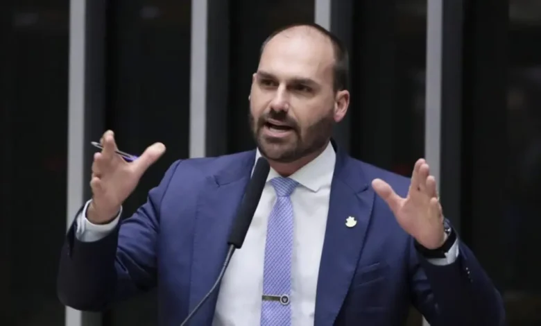 Eduardo Bolsonaro lança críticas ao presidente da Câmara, Hugo Motta, e ao colega de plenário, Paulinho da Força, em vídeo, acusando-os de ser "bonequinhas" do ministro Alexandre de Moraes.
