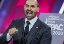 A Câmara dos Deputados invalida passaporte diplomático de Eduardo Bolsonaro após cassação de seu mandato, registrando-o como não válido e dificultando sua permanência no exterior.