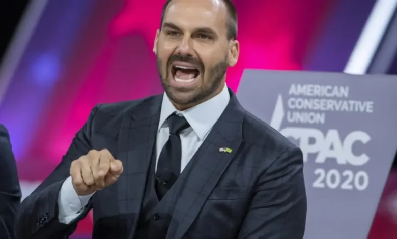 A Câmara dos Deputados invalida passaporte diplomático de Eduardo Bolsonaro após cassação de seu mandato, registrando-o como não válido e dificultando sua permanência no exterior.