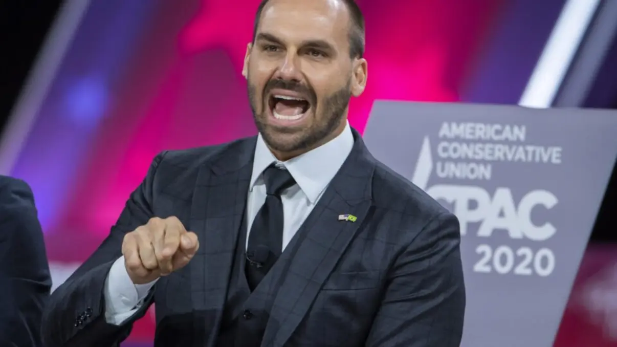 A Câmara dos Deputados invalida passaporte diplomático de Eduardo Bolsonaro após cassação de seu mandato, registrando-o como não válido e dificultando sua permanência no exterior.