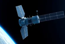 A corrida para levar a IA ao espaço está em andamento, com empresas como Google, Amazon e xAI desenvolvendo projetos para processamento de IA em órbita terrestre baixa.