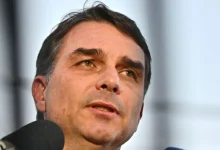 Senador Flávio Bolsonaro anuncia pré-candidatura à presidência da República, destacando caminho alternativo ao governo atual e unidade para proteger a democracia no Brasil.