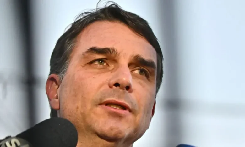 Senador Flávio Bolsonaro anuncia pré-candidatura à presidência da República, destacando caminho alternativo ao governo atual e unidade para proteger a democracia no Brasil.
