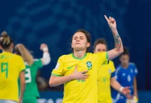 A seleção brasileira de futsal feminino conquista a primeira Copa do Mundo feminina de futsal, vencendo as portuguesas por 3 a 0 na decisão, com uma visão ofensiva sólida e habilidade técnica.