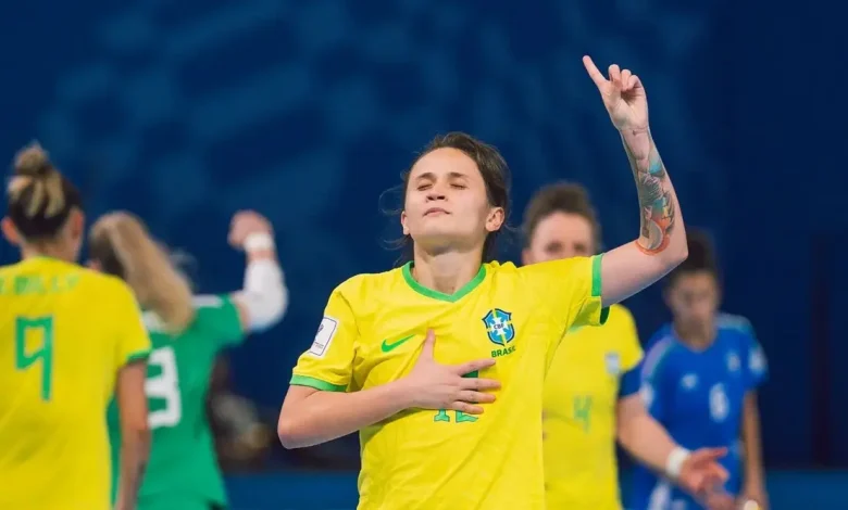 A seleção brasileira de futsal feminino conquista a primeira Copa do Mundo feminina de futsal, vencendo as portuguesas por 3 a 0 na decisão, com uma visão ofensiva sólida e habilidade técnica.