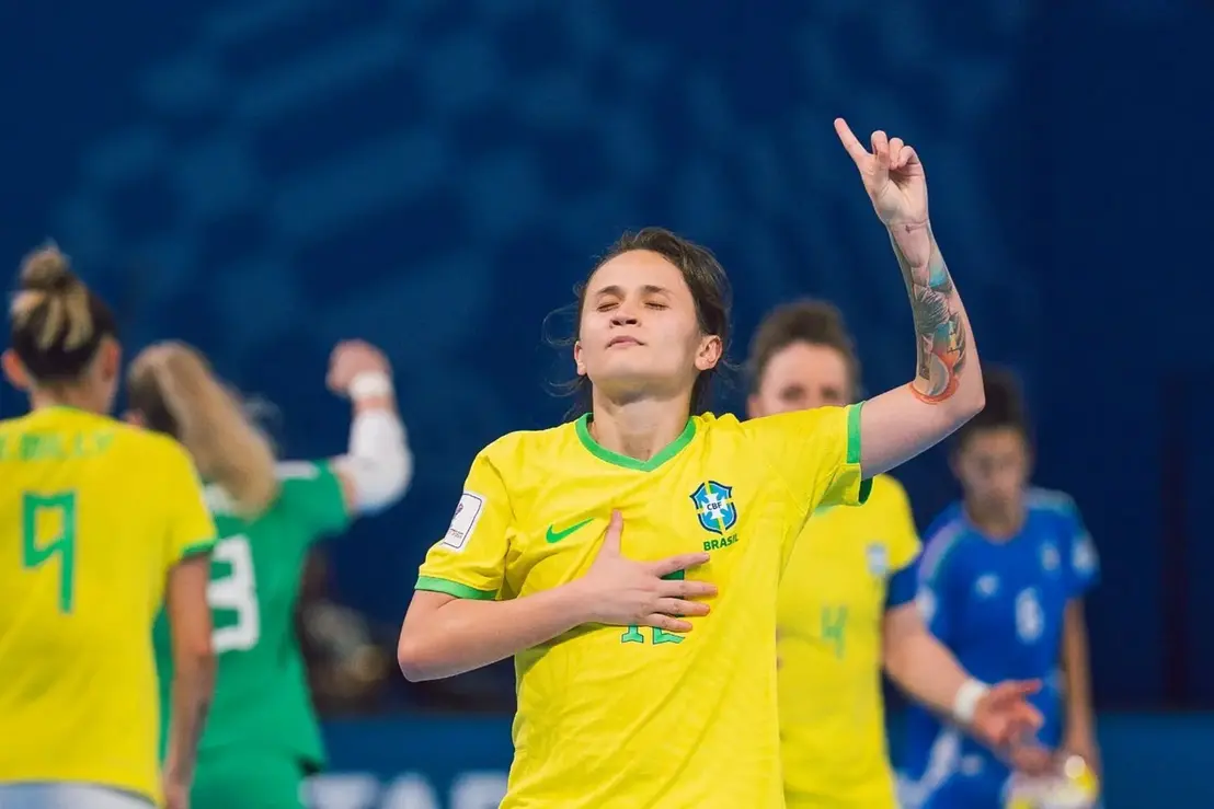 Brasil conquista a primeira Copa do Mundo feminina de futsal 14 A seleção brasileira de futsal feminino conquista a primeira Copa do Mundo feminina de futsal, vencendo as portuguesas por 3 a 0 na decisão, com uma visão ofensiva sólida e habilidade técnica.