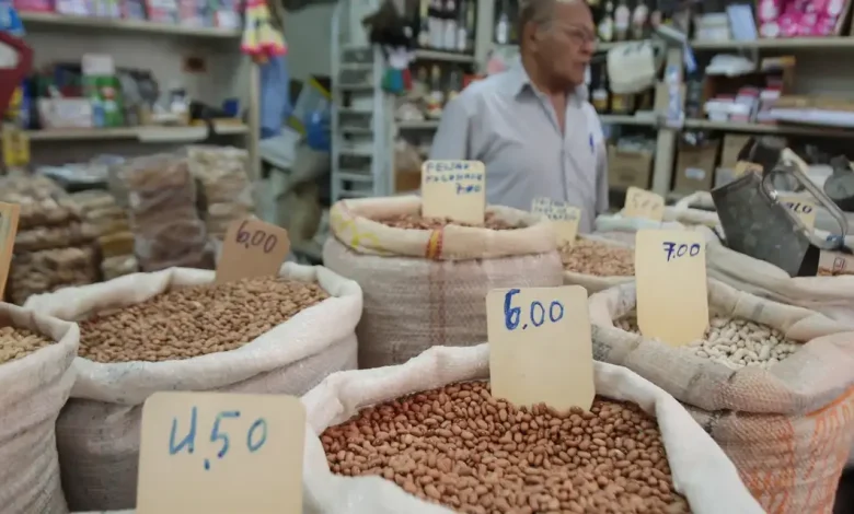 Previsões de inflação brasileira são revisadas, com estimativa para 2025 de 4,33% e para 2026 de 4,06%.