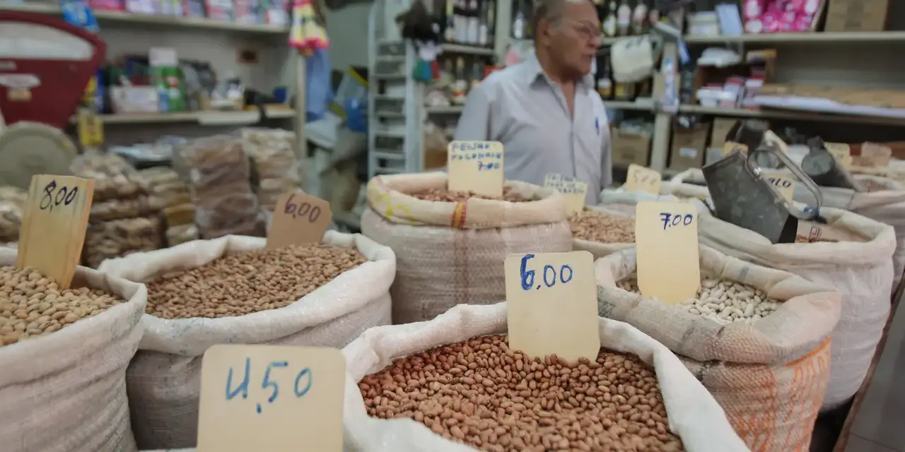 Previsões de Inflação Brasileira são Revisadas 14 Previsões de inflação brasileira são revisadas, com estimativa para 2025 de 4,33% e para 2026 de 4,06%.