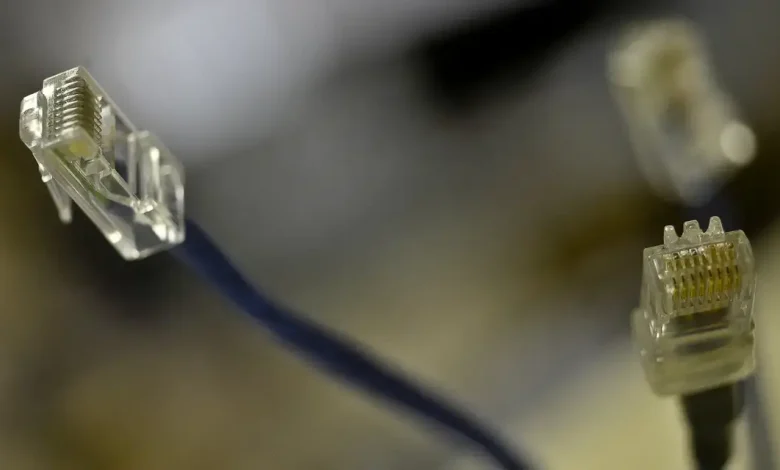 O Banco Nacional de Desenvolvimento Econômico e Social lança edital de R$ 53 milhões para conectar escolas públicas em regiões carentes do Norte e Nordeste, beneficiando 410 mil estudantes.