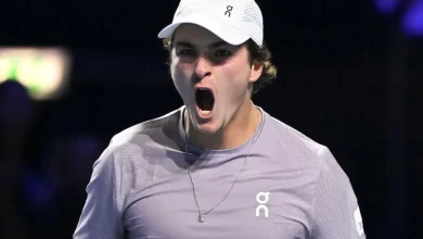 "João Fonseca, jogador brasileiro, conquista títulos e se destaca no circuito após uma ascensão surpreendente no ranking, com determinação e habilidades excepcionais."