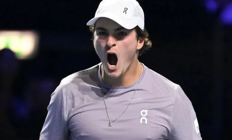 "João Fonseca, jogador brasileiro, conquista títulos e se destaca no circuito após uma ascensão surpreendente no ranking, com determinação e habilidades excepcionais."