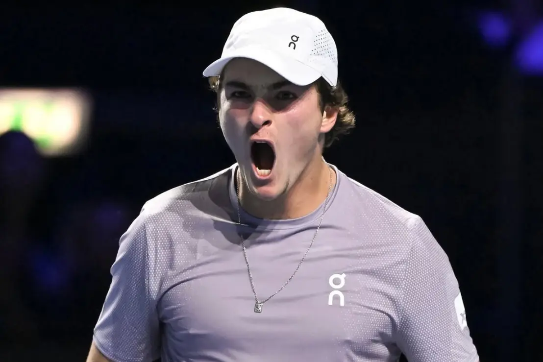 "João Fonseca, jogador brasileiro, conquista títulos e se destaca no circuito após uma ascensão surpreendente no ranking, com determinação e habilidades excepcionais."