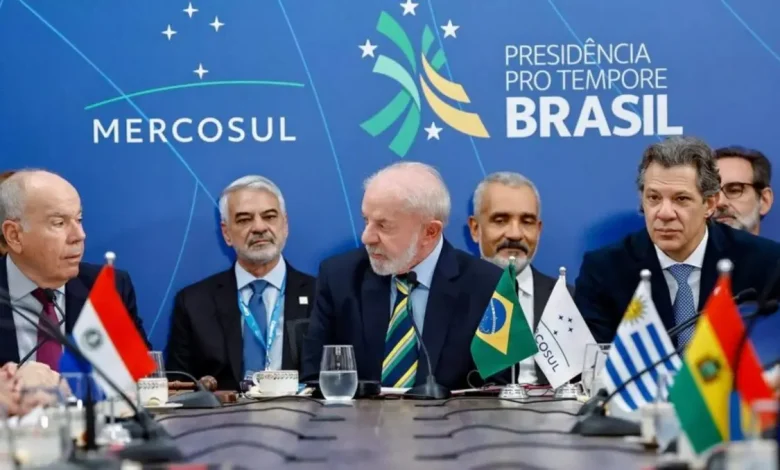 O Brasil se absteve de assinar comunicado do Mercosul reivindicando a "restauração da democracia" na Venezuela, devido a críticas à abordagem e à falta de menção à presença militar estrangeira no Caribe.