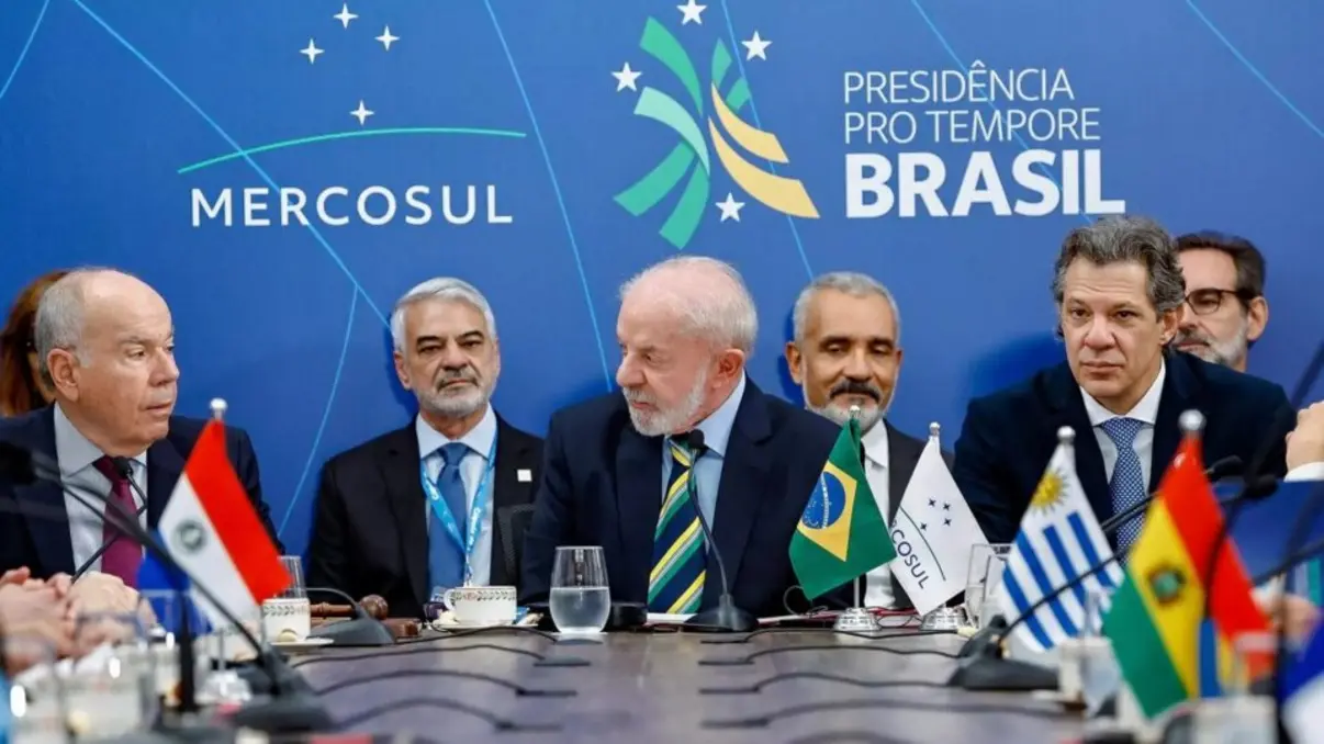 Brasil se Abstém de Comunicado do Mercosul sobre Venezuela 14 O Brasil se absteve de assinar comunicado do Mercosul reivindicando a "restauração da democracia" na Venezuela, devido a críticas à abordagem e à falta de menção à presença militar estrangeira no Caribe.