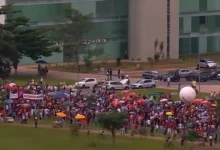 Manifestações de esquerda em cidades do país contra PL da dosimetria, que pode beneficiar Jair Bolsonaro e outros envolvidos no dia 8 de janeiro.