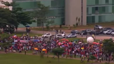 Manifestações de esquerda em cidades do país contra PL da dosimetria 2 Manifestações de esquerda em cidades do país contra PL da dosimetria, que pode beneficiar Jair Bolsonaro e outros envolvidos no dia 8 de janeiro.