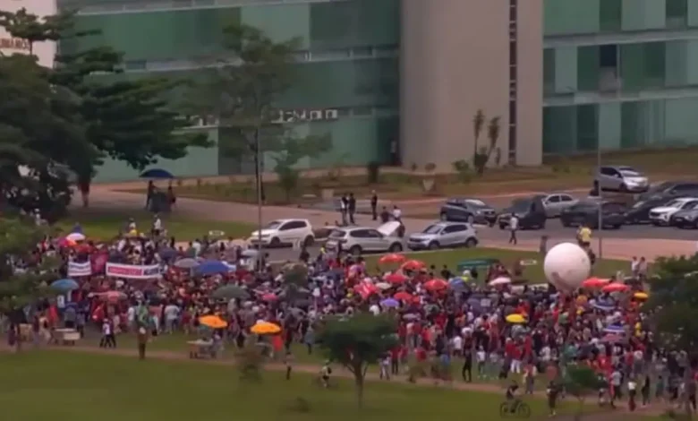 Manifestações de esquerda em cidades do país contra PL da dosimetria, que pode beneficiar Jair Bolsonaro e outros envolvidos no dia 8 de janeiro.