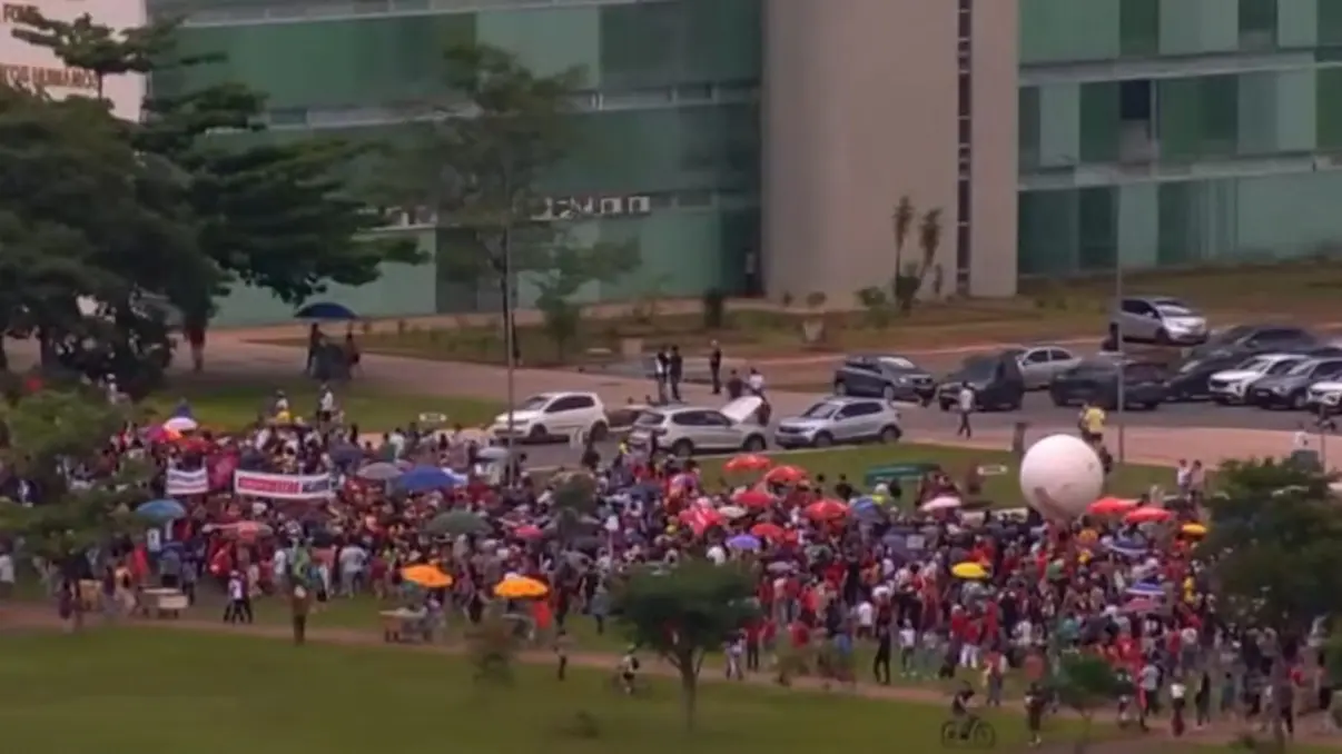 Manifestações de esquerda em cidades do país contra PL da dosimetria, que pode beneficiar Jair Bolsonaro e outros envolvidos no dia 8 de janeiro.