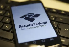 A Receita Federal alerta para um novo golpe que utiliza informações pessoais para enviar falsas cobranças. Não clique em links suspeitos, desconfie de mensagens com urgência e verifique apenas em canais oficiais.
