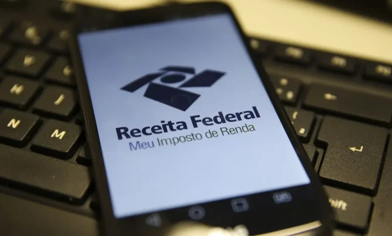 A Receita Federal alerta para um novo golpe que utiliza informações pessoais para enviar falsas cobranças. Não clique em links suspeitos, desconfie de mensagens com urgência e verifique apenas em canais oficiais.