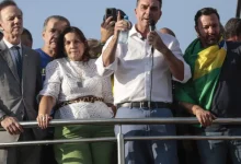 Jair Bolsonaro, ex-presidente brasileiro, manifesta desejo de ver seu filho Flávio como candidato à Presidência da República, alterando a tendência do mercado financeiro e criando incerteza política.