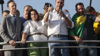 Jair Bolsonaro, ex-presidente brasileiro, manifesta desejo de ver seu filho Flávio como candidato à Presidência da República, alterando a tendência do mercado financeiro e criando incerteza política.