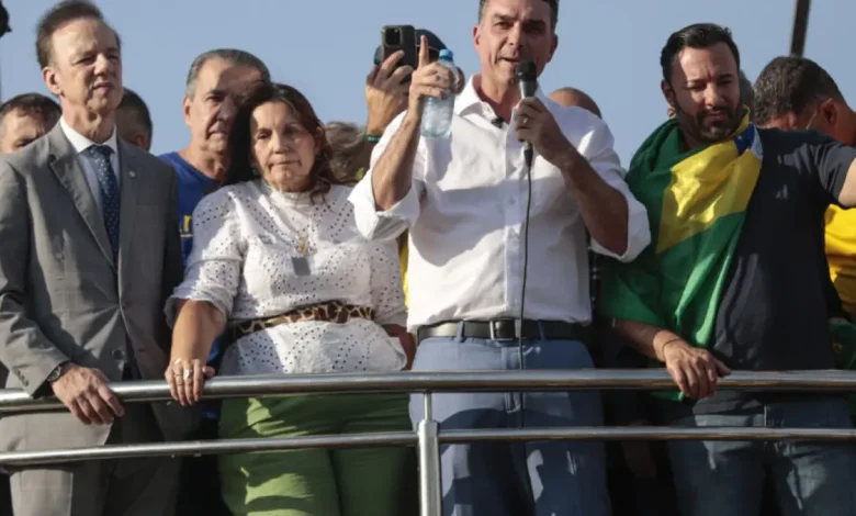 Jair Bolsonaro, ex-presidente brasileiro, manifesta desejo de ver seu filho Flávio como candidato à Presidência da República, alterando a tendência do mercado financeiro e criando incerteza política.