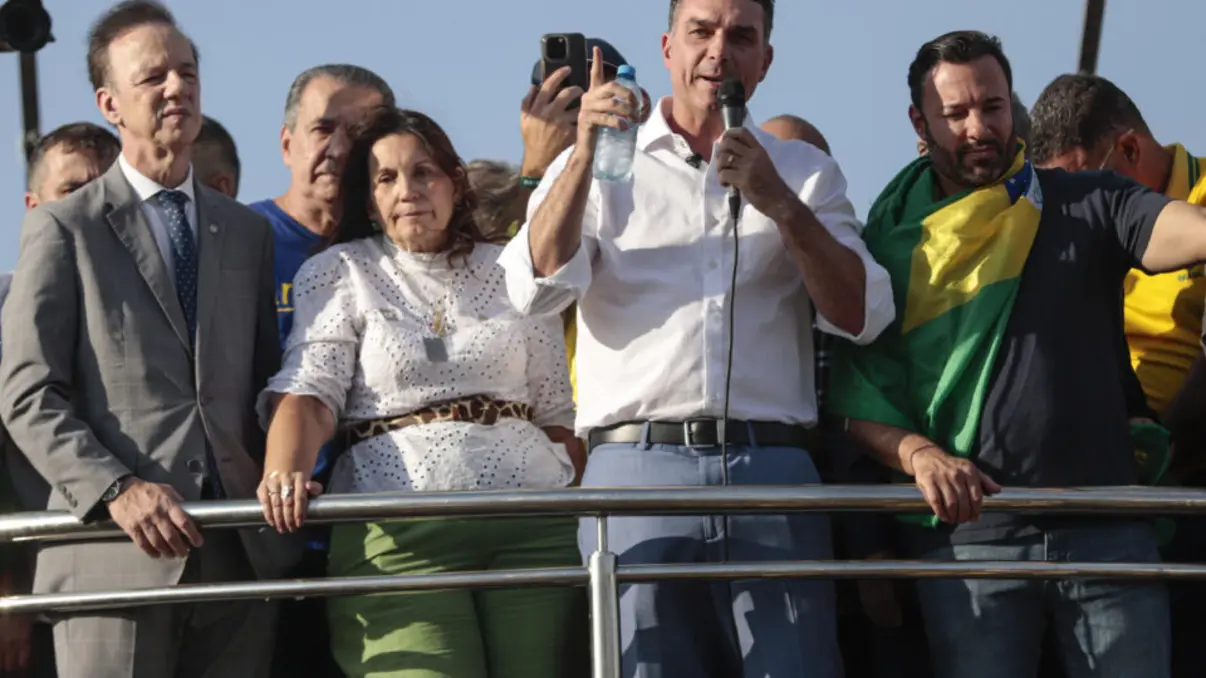 Jair Bolsonaro, ex-presidente brasileiro, manifesta desejo de ver seu filho Flávio como candidato à Presidência da República, alterando a tendência do mercado financeiro e criando incerteza política.