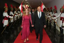 ONG Transparência Internacional denuncia contrato de R$ 129 milhões entre esposa de ministro do STF e Banco Master, acusando corrupção e falta de transparência no Judiciário brasileiro.