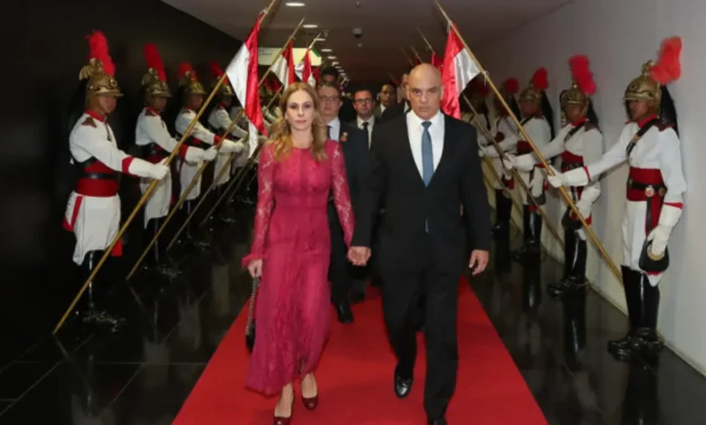 ONG Transparência Internacional denuncia contrato de R$ 129 milhões entre esposa de ministro do STF e Banco Master, acusando corrupção e falta de transparência no Judiciário brasileiro.