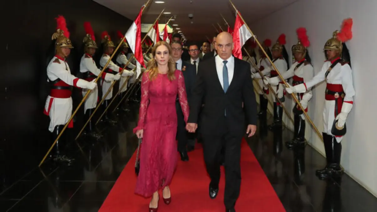 Corrupção no Judiciário: Acusação contra esposa de ministro do STF 14 ONG Transparência Internacional denuncia contrato de R$ 129 milhões entre esposa de ministro do STF e Banco Master, acusando corrupção e falta de transparência no Judiciário brasileiro.