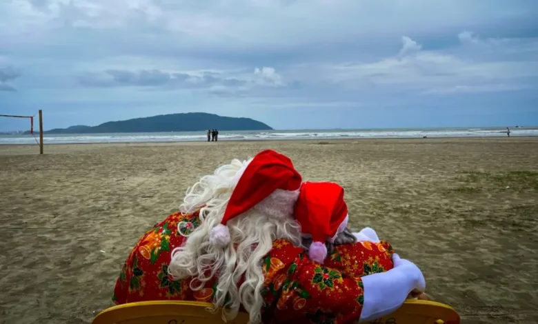 Em todo o litoral paulista, cidades se preparam para a temporada de Natal com atrações e eventos exclusivos, incluindo paradas e visitas à Casa do Papai Noel.