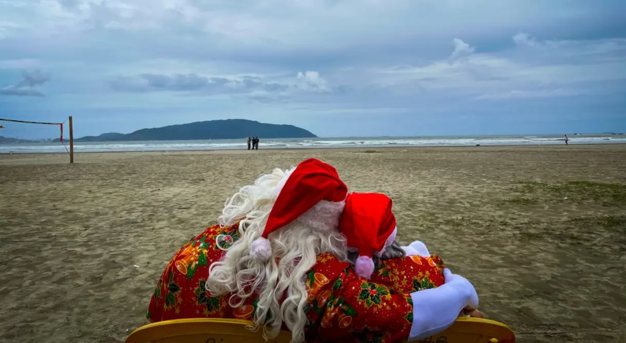 Litoral Paulista se Prepara para a Temporada de Natal 14 Em todo o litoral paulista, cidades se preparam para a temporada de Natal com atrações e eventos exclusivos, incluindo paradas e visitas à Casa do Papai Noel.