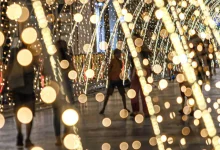 A magia natalina invade Porto Alegre com atividades gratuitas e iluminação especial no Centro Histórico, até 4 de janeiro, garantindo experiências inesquecíveis.