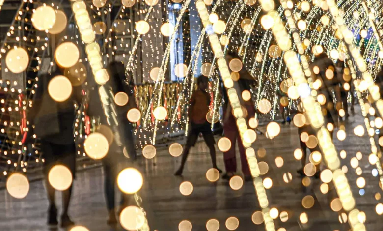 A magia natalina invade Porto Alegre com atividades gratuitas e iluminação especial no Centro Histórico, até 4 de janeiro, garantindo experiências inesquecíveis.