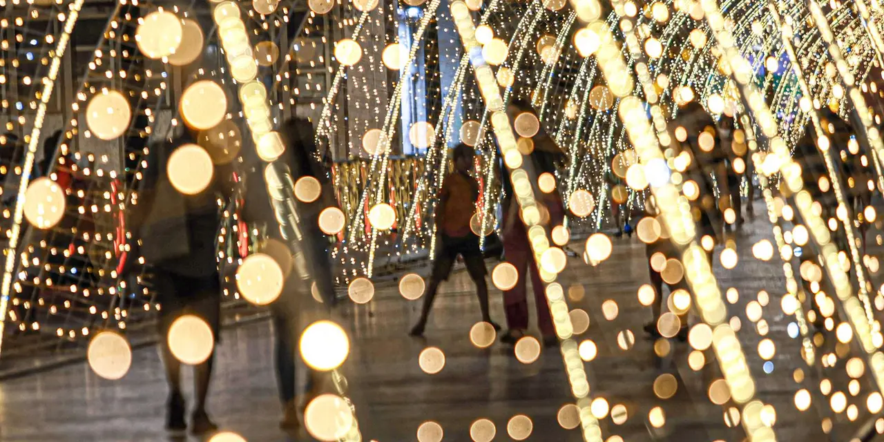 Magia Natalina invade Porto Alegre 14 A magia natalina invade Porto Alegre com atividades gratuitas e iluminação especial no Centro Histórico, até 4 de janeiro, garantindo experiências inesquecíveis.