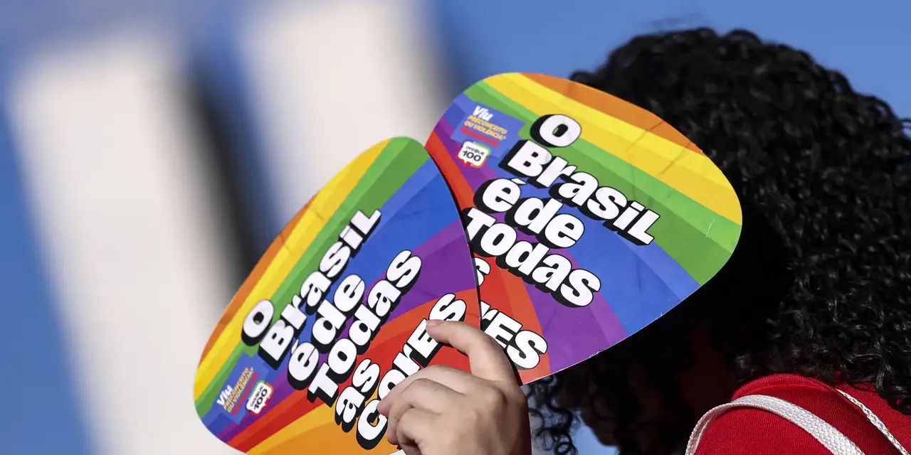 Plano Nacional de Trabalho Digno 14 Plano Nacional de Trabalho Digno visa garantir acesso a trabalho seguro e livre de discriminação para LGBTQIA+ no Brasil, enfrentando preconceitos e promovendo igualdade de oportunidades.