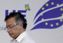 Governo da Colômbia declara emergência econômica por 30 dias após rejeição da reforma tributária, buscando arrecadar R$ 42 bilhões.