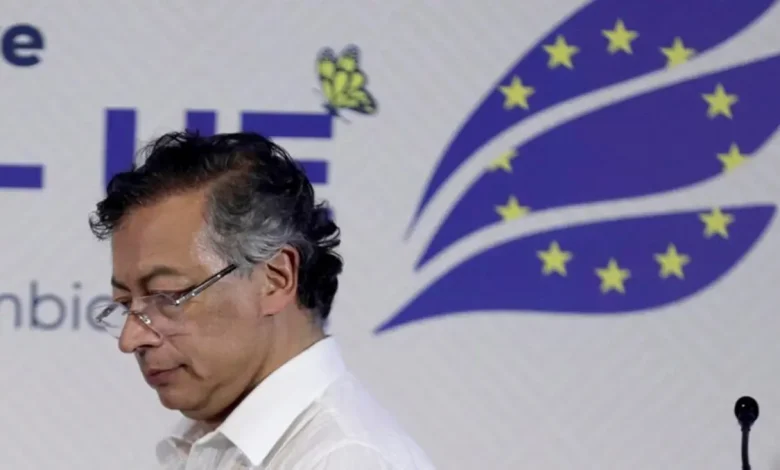 Governo da Colômbia declara emergência econômica por 30 dias após rejeição da reforma tributária, buscando arrecadar R$ 42 bilhões.