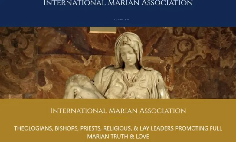 A Associação Mariana Internacional critica a nota "Mater Populi Fidelis" da Dicastério para a Doutrina da Fé, argumentando que peca pela falta de sinodalidade e omite ensinamentos papais sobre a mediação universal de Maria.