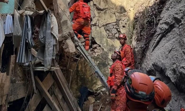 Casarão desabou no bairro do Catete, Rio de Janeiro, causando feridos e pânico. Bombeiros trabalharam incansavelmente para resgatar vítimas e garantir segurança.