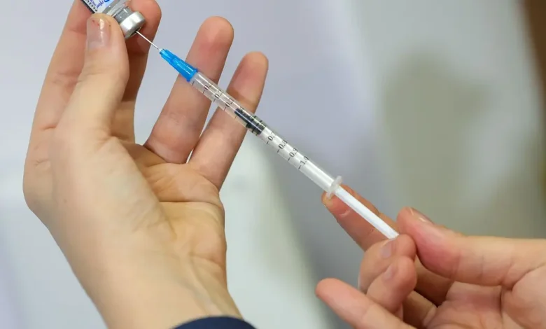 Revisite a sua caderneta de vacinação antes das férias de verão, pois a vacinação é uma proteção importante contra doenças como a Influenza, especialmente em locais de alta circulação.