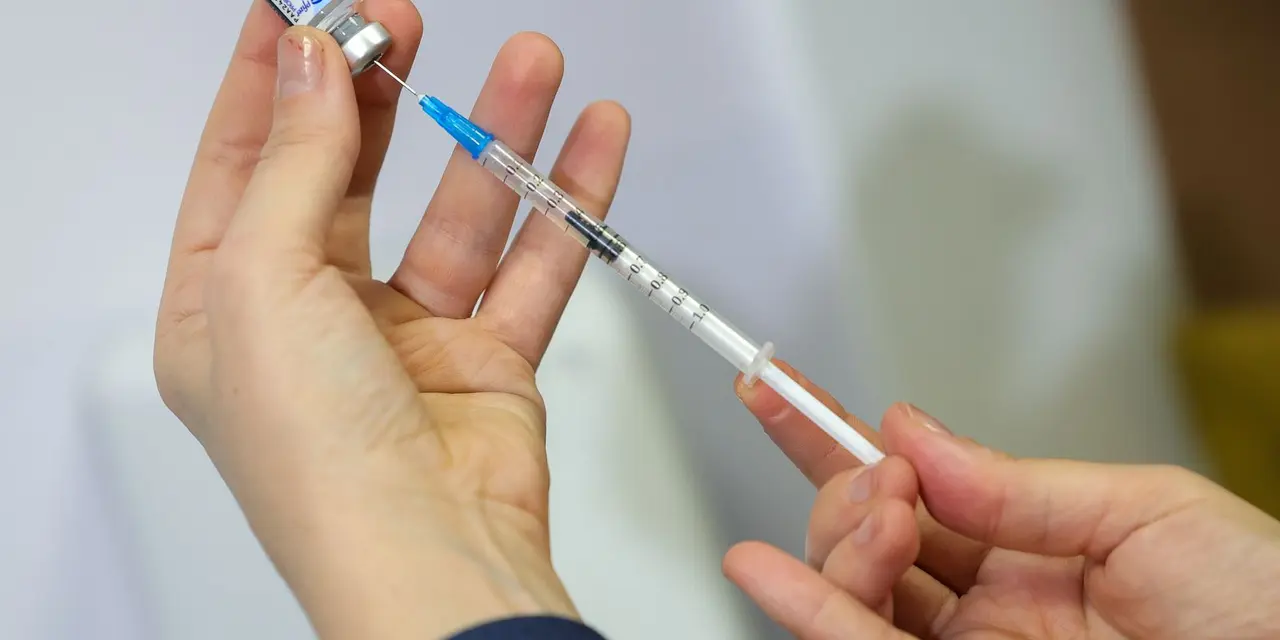 Revisite a sua caderneta de vacinação antes das férias de verão, pois a vacinação é uma proteção importante contra doenças como a Influenza, especialmente em locais de alta circulação.