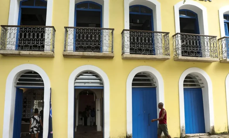 "Paralisação de ônibus em São Luís deixa muitos sem transporte na véspera de Natal, devido a atrasos de pagamento por parte da empresa 1001 e outras concessionárias."