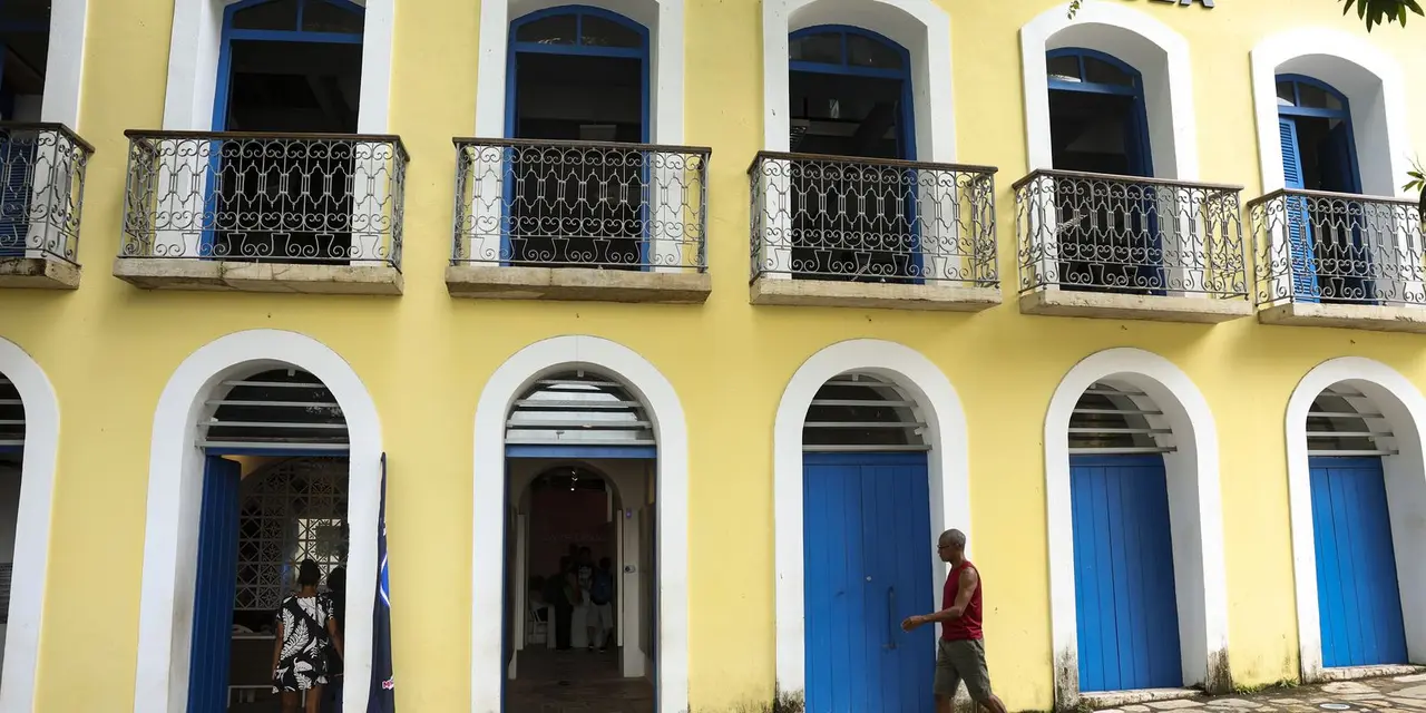 "Paralisação de ônibus em São Luís deixa muitos sem transporte na véspera de Natal, devido a atrasos de pagamento por parte da empresa 1001 e outras concessionárias."