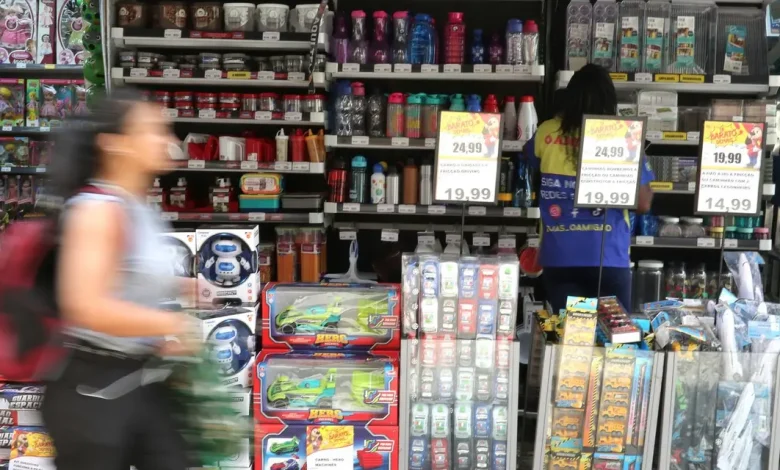 Temporada de festas: comércio se prepara para Natal recordista com admissão de 100 mil trabalhadores temporários e expectativa de efetivação em 12%.