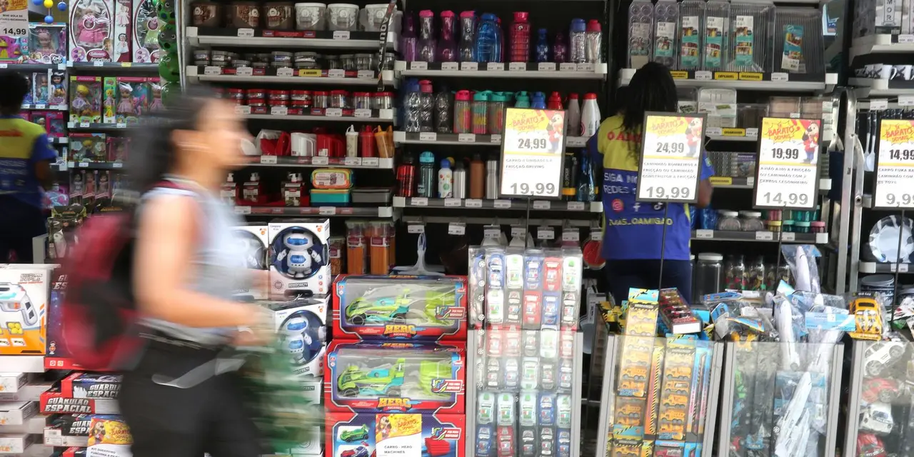 Temporada de festas: comércio se prepara para Natal recordista com admissão de 100 mil trabalhadores temporários e expectativa de efetivação em 12%.