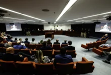 Martin De Luca, advogado de Trump, critica STF após publicação sobre Ouvidoria. Ele ironiza a situação após notícias de contrato de R$ 23 milhões com Banco Master.