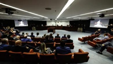 Martin De Luca, advogado de Trump, critica STF após publicação sobre Ouvidoria. Ele ironiza a situação após notícias de contrato de R$ 23 milhões com Banco Master.